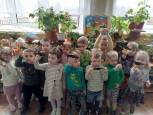 На кормушку сели птички, желтогрудые синички