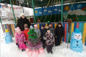 Раз-рука, два- рука- лепим мы снеговика...