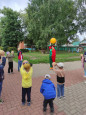 Мячик прыгает цветной во дворе передо мной.