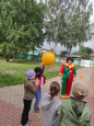 Мячик прыгает цветной во дворе передо мной.