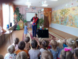 Фокусник в гостя у ребят