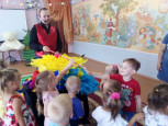 Фокусник в гостя у ребят