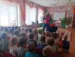 Фокусник в гостя у ребят