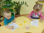 Мы по садику гуляем и с листочками играем. 