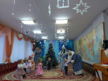 Возле ёлочки танцуют малыши-карандаши