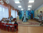 Возле ёлочки танцуют малыши-карандаши