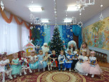 Возле ёлочки танцуют малыши-карандаши