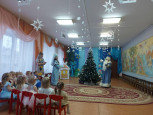 Возле ёлочки танцуют малыши-карандаши