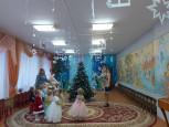 Возле ёлочки танцуют малыши-карандаши