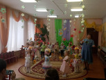 Поздравления звучат от маленьких ребят.