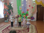 Поздравления звучат от маленьких ребят.