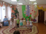 Поздравления звучат от маленьких ребят.