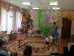 Поздравления звучат от маленьких ребят.