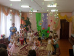 Поздравления звучат от маленьких ребят.