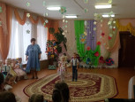 Поздравления звучат от маленьких ребят.