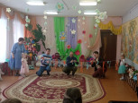 Поздравления звучат от маленьких ребят.