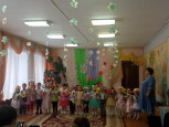 Поздравления звучат от маленьких ребят.