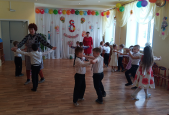 Мероприятия к 8 марта во 2 ясельной  и старшей группах (подробнее)