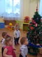 "У ребяток нынче праздник, к деткам елочка пришла" (подробнее)