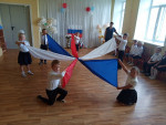 "Символ мира, чистоты - это флаг моей страны" (подробнее)