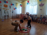 "Чудесный праздник в феврале страна моя встречает" (подробнее)
