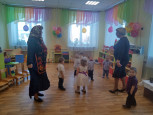 "В этот день, весной согретый, все цветы, улыбки - вам!" (подробнее)