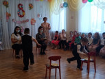 "В этот день, весной согретый, все цветы, улыбки - вам!" (подробнее)