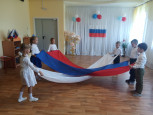 "Белый, синий, красный наш Российский флаг" (подробнее)