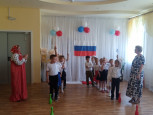 "Белый, синий, красный наш Российский флаг" (подробнее)