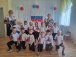 "Белый, синий, красный наш Российский флаг" (подробнее)