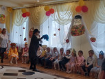 "Осень за окошком ходит не спеша" (подробнее)