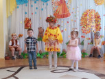 "Осень за окошком ходит не спеша" (подробнее)