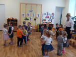 "Праздник воинов отважных, праздник мира на земле" (подробнее)