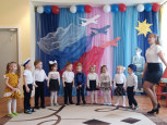 "Праздник воинов отважных, праздник мира на земле" (подробнее)