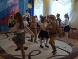 "Праздник воинов отважных, праздник мира на земле" (подробнее)