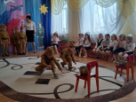 "Праздник воинов отважных, праздник мира на земле" (подробнее)