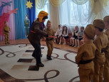 "Праздник воинов отважных, праздник мира на земле" (подробнее)