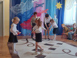 "Праздник воинов отважных, праздник мира на земле" (подробнее)