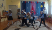 "Праздник воинов отважных, праздник мира на земле" (подробнее)