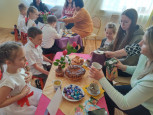"Мамочка родная, милая такая" (подробнее)