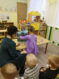Как малыши помогали куклам обставить комнаты