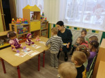 Как малыши помогали куклам обставить комнаты
