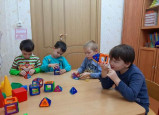 Знакомство детей с геометрическими телами с помощью магнитного конструктора Magformers 