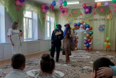 Сказка о том, как Буратино детей в школу провожал