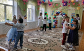 Сказка о том, как Буратино детей в школу провожал