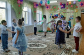 Сказка о том, как Буратино детей в школу провожал