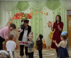 Осенние топотушки в гостях у Петрушки