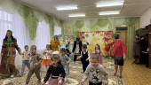 Теремок в осеннем лесу 