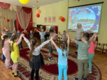12 июня - День России.