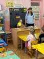 Сотрудники Госавтоинспекции совместно с педагогами провели для малышей мастер-класс по изготовлению световозвращающих элементов. 